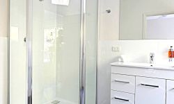 15-Bedroom-1-ensuite-shower